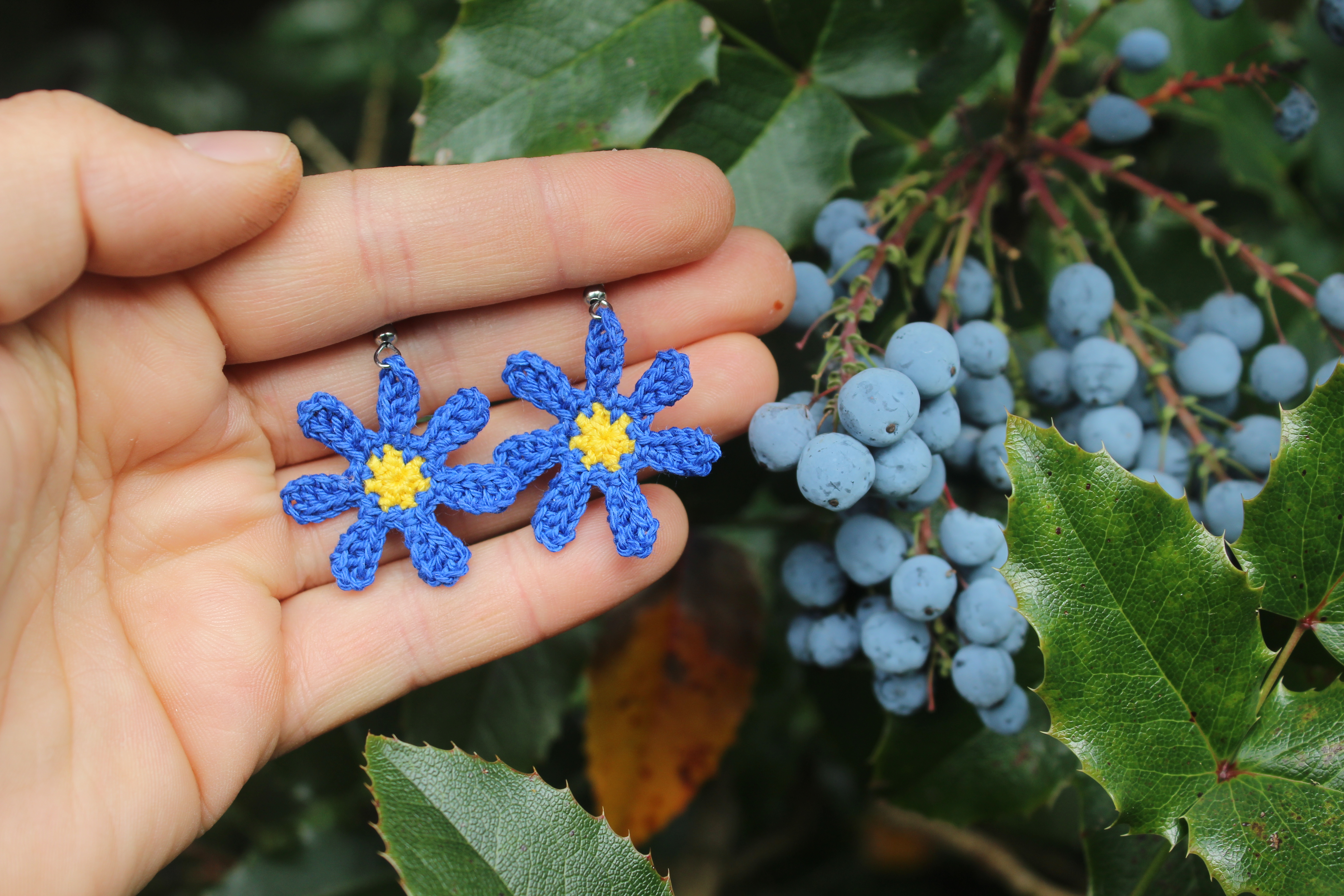 Háčkované náušnice tmavě modré květy