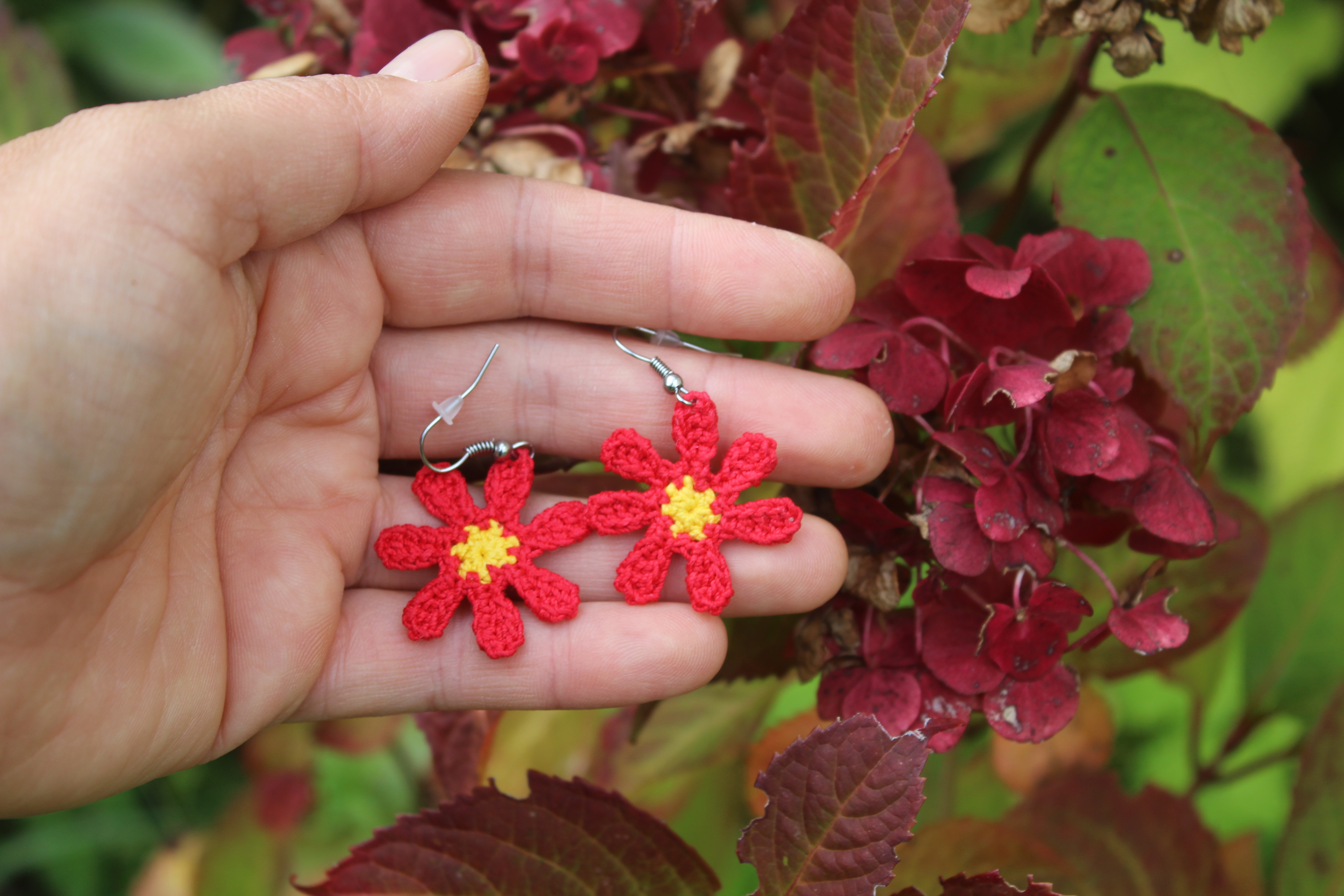 Háčkované náušnice červené květy