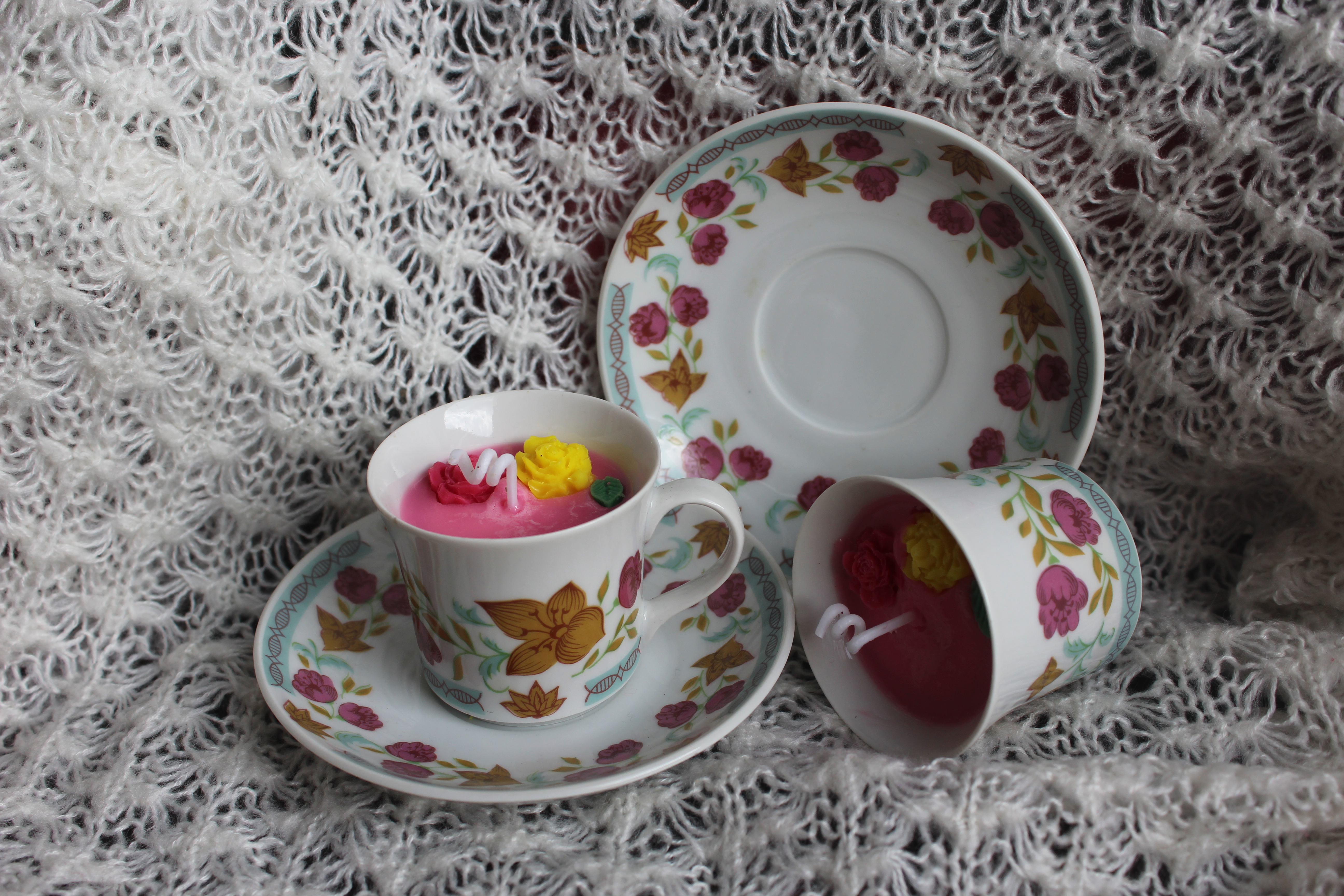 Sojová svíčka žluté a růžové květiny v porcelánovém šálku 