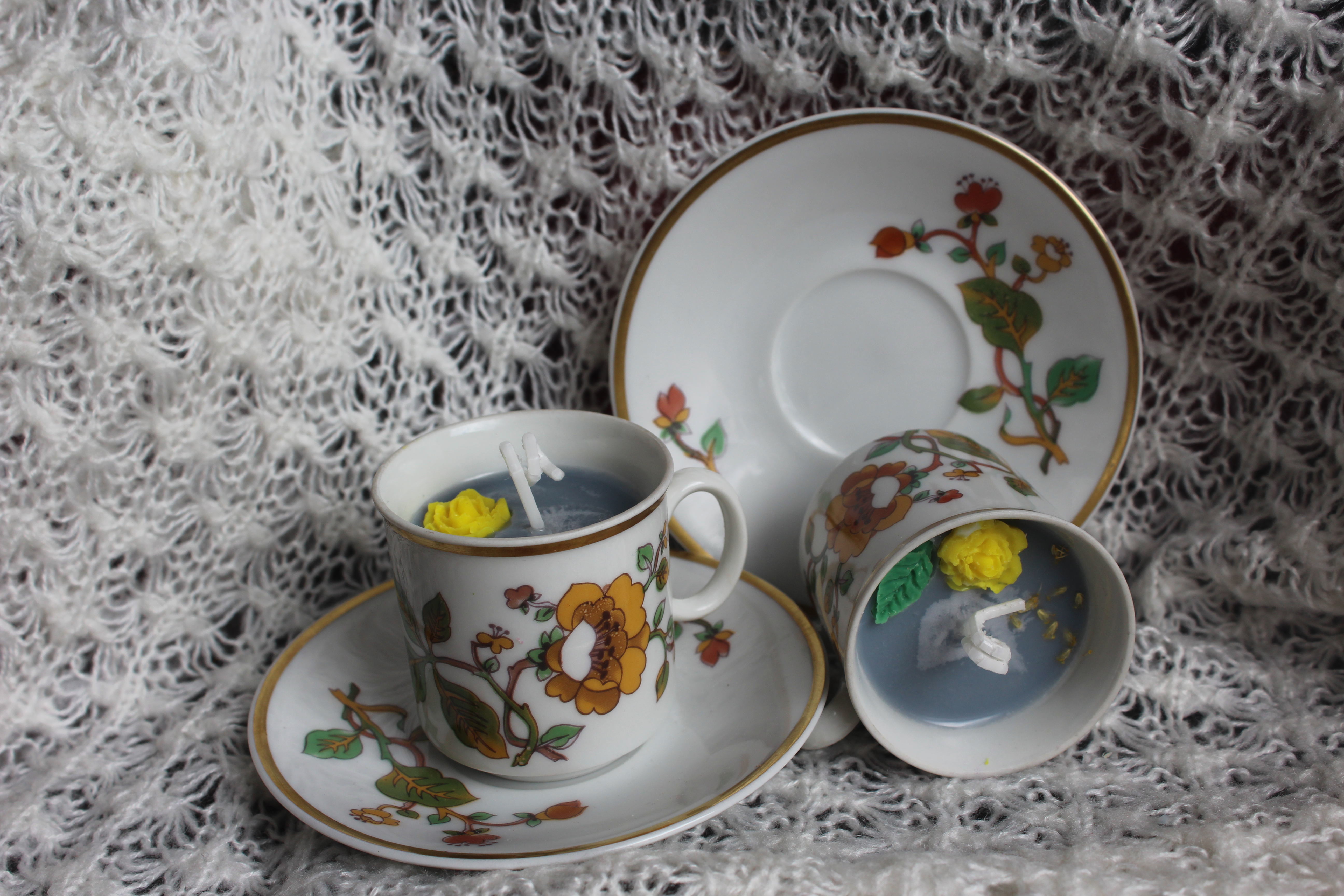 Sojová svíčka žluté květiny v porcelánovém šálku 