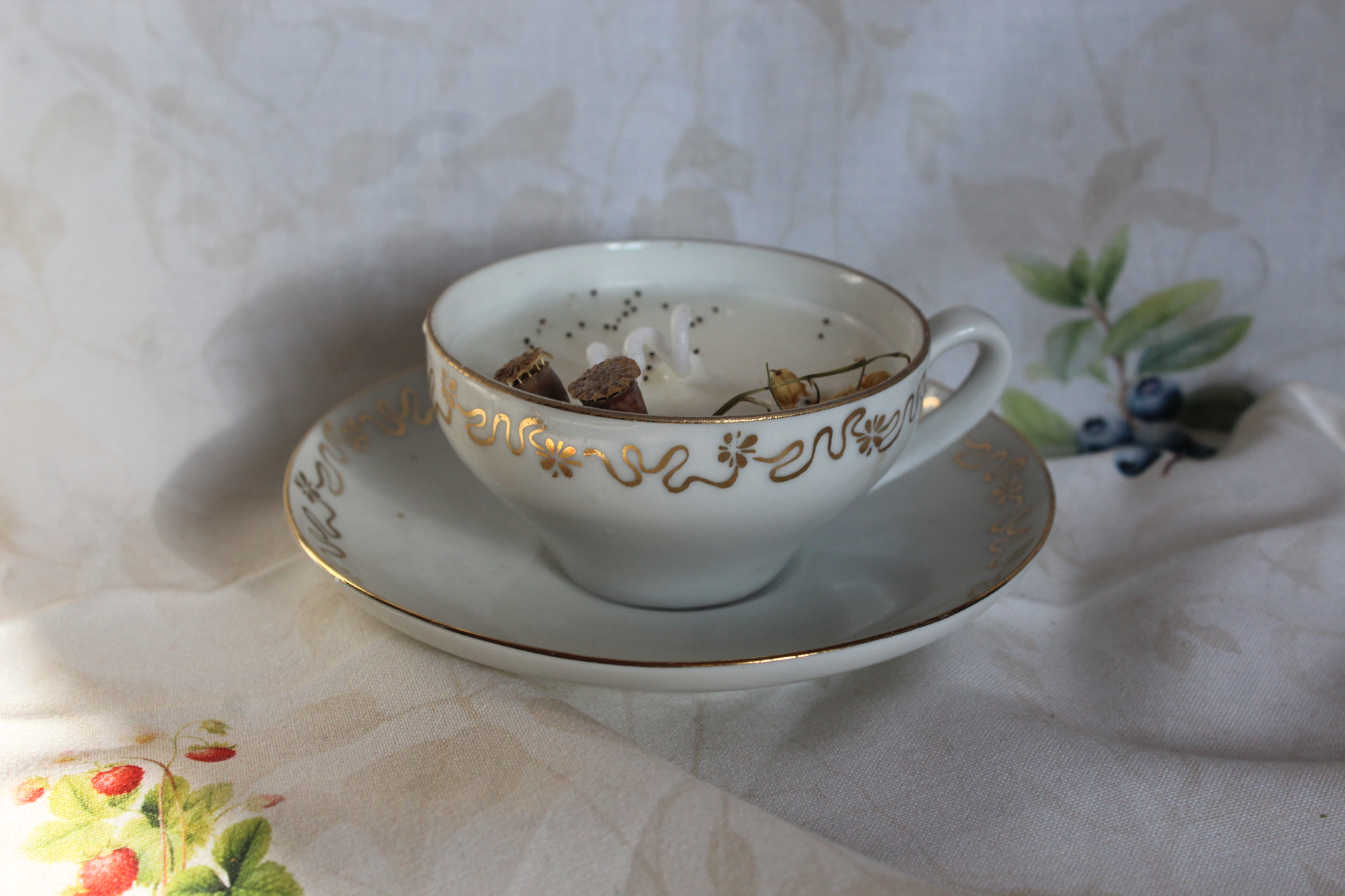 Svíčka porcelánový šálek zlaté kvítky
