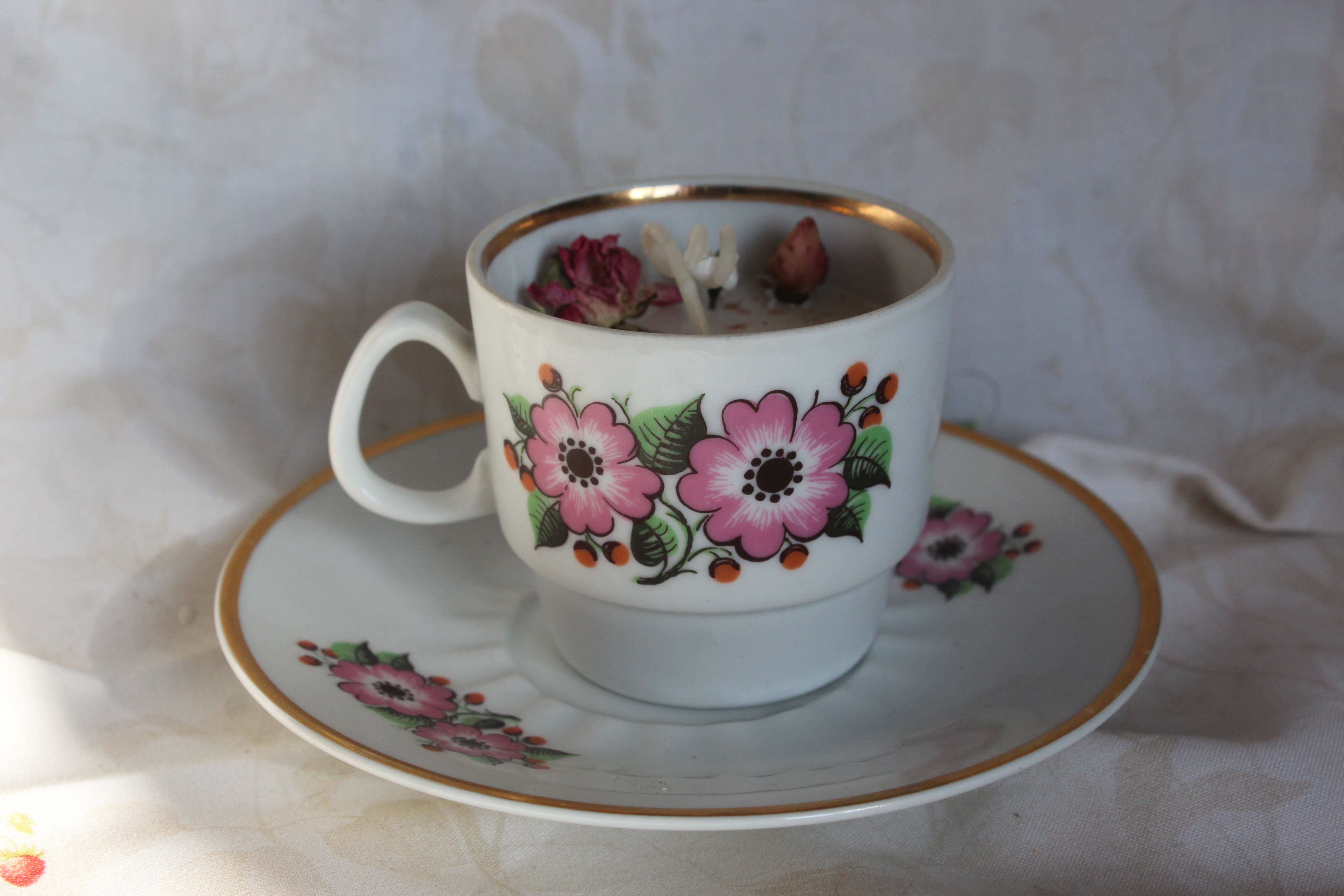 Svíčka porcelánový šálek šípkové růžičky zlatý lem
