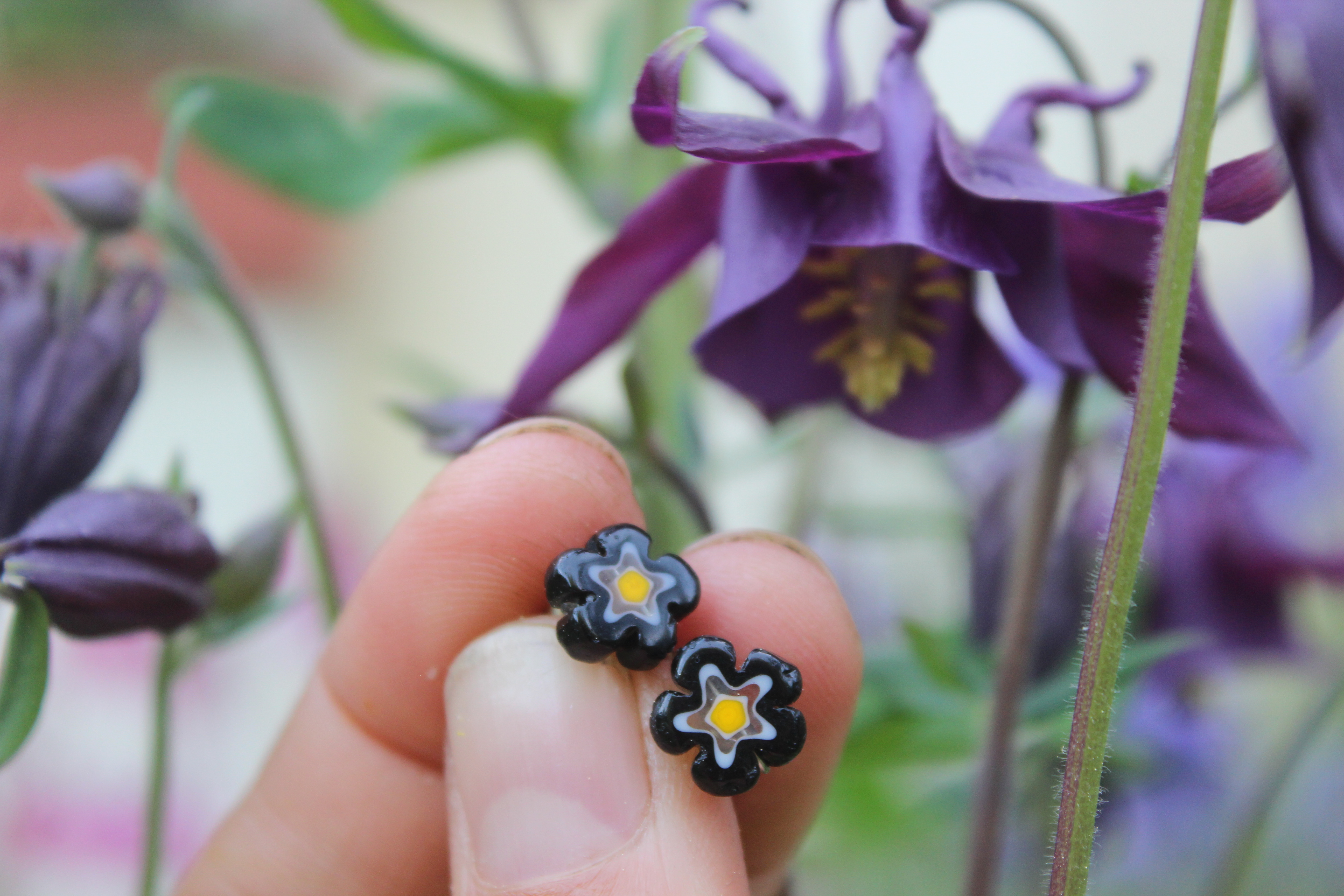 Millefiori černé skleněné korálkové puzetky