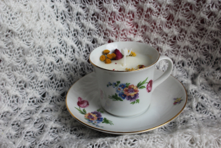 Sojová svíčka tulipán a směs květin v porcelánovém šálku 